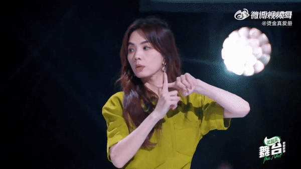 Ella 一个人在练习《闭嘴跳舞》