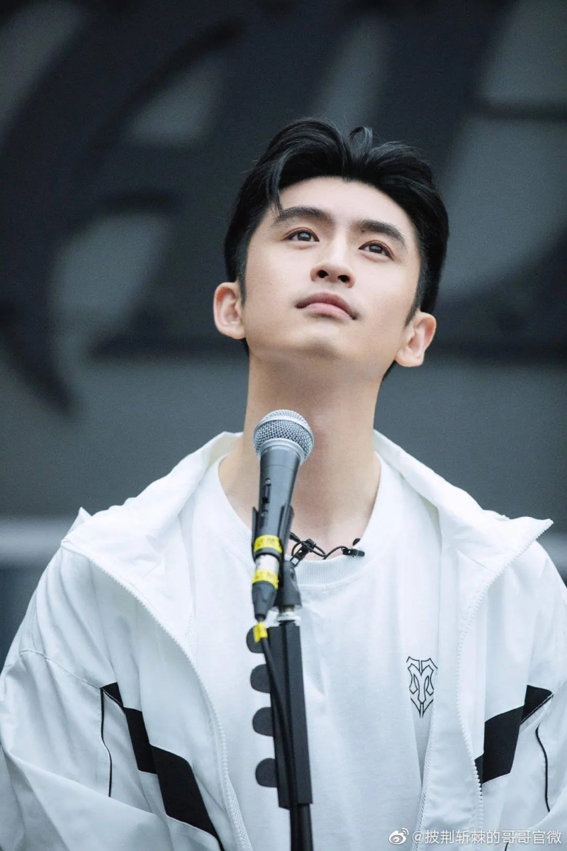 年轻的哥哥吸引年轻的观众