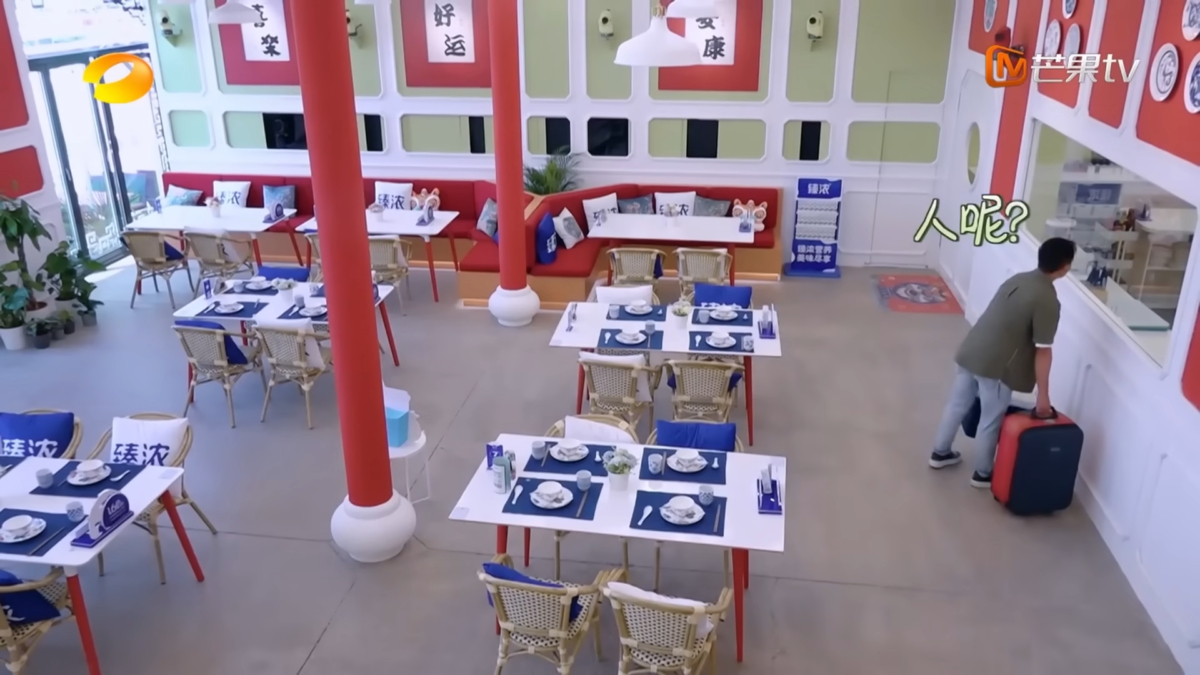 墙上挂着几幅书法字