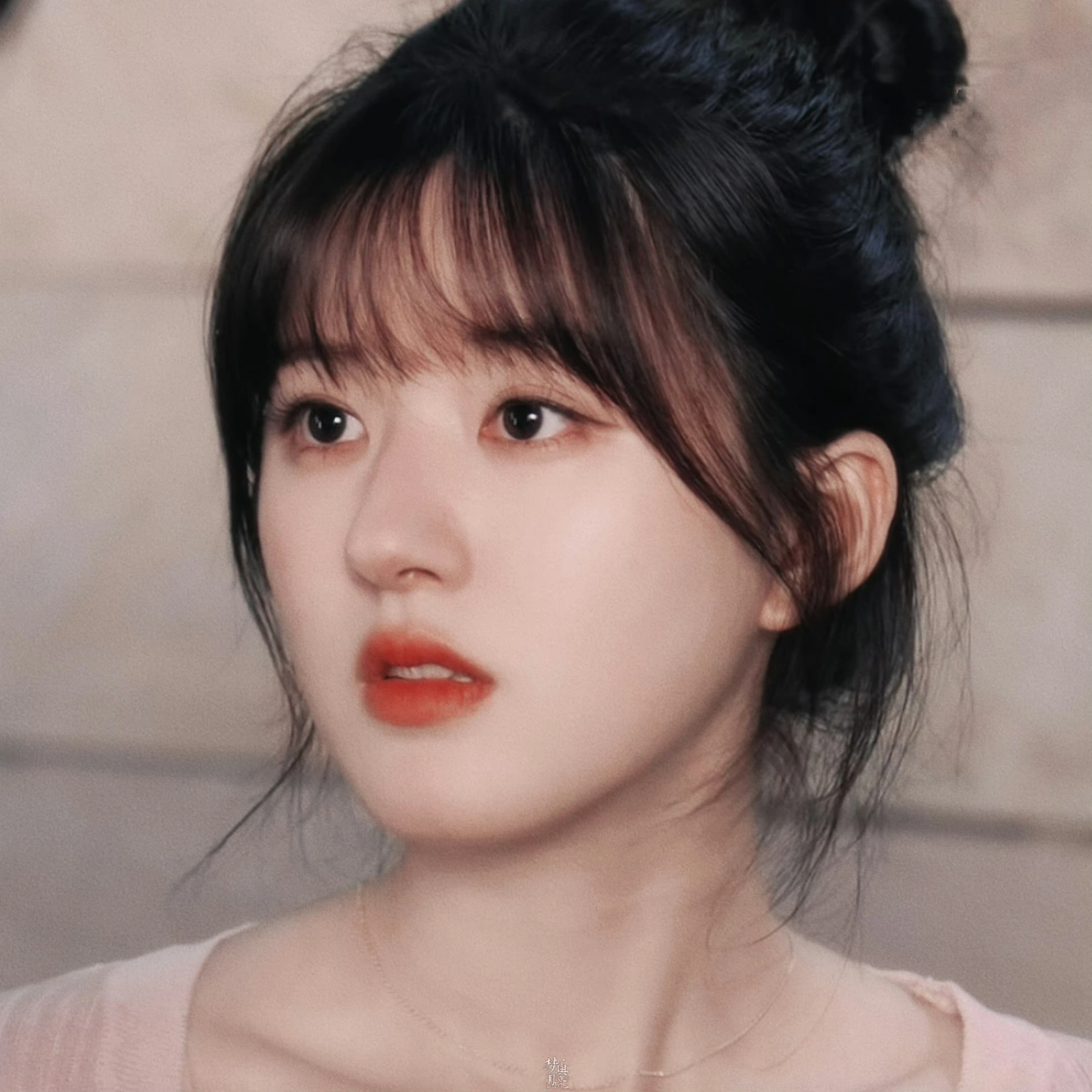 眼皮用杏色或浅粉色打底消肿