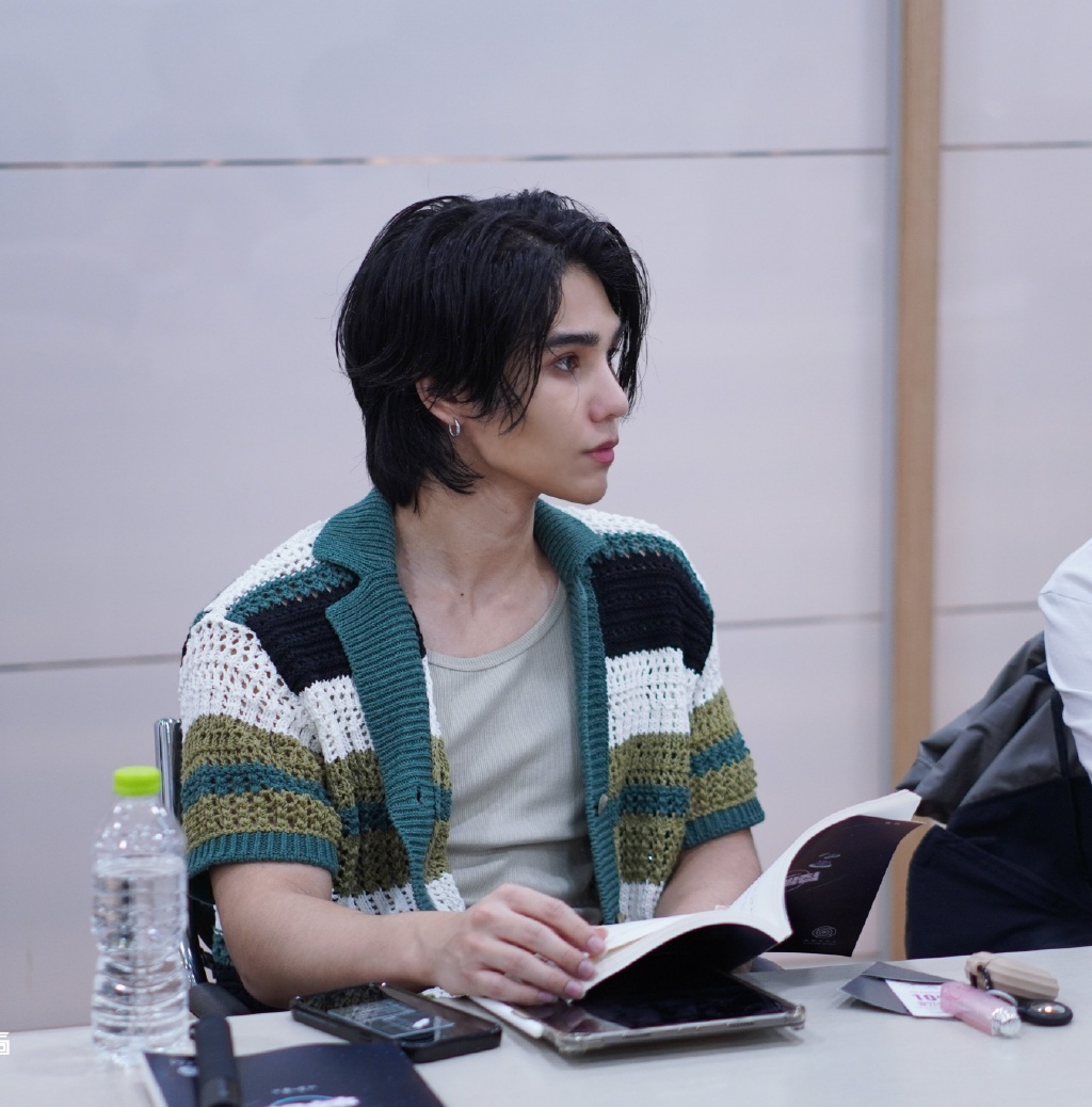 初舞台就“锁组”引发争议