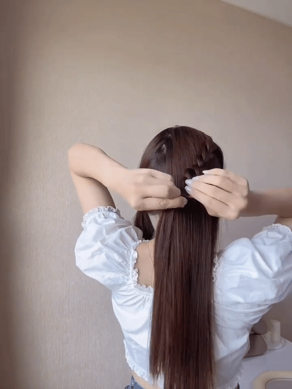把扎好的“马尾”往内掏,再继续编三股辫