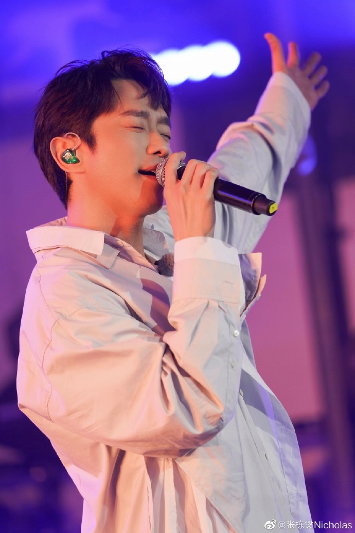 张栋梁唱《北极星的眼泪》掀起全场大合唱