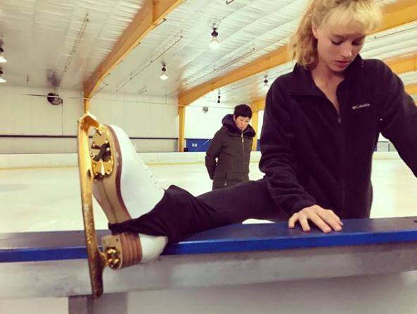 直言自己是在泥地里打滚长大的女孩