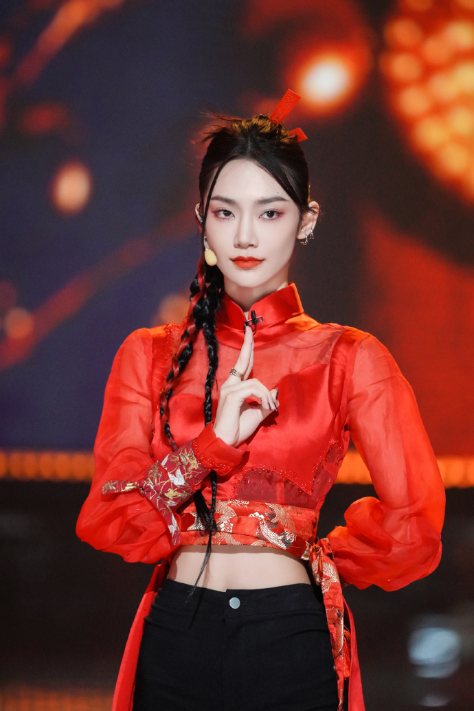 曾可妮被网友封为“皇贵妃”