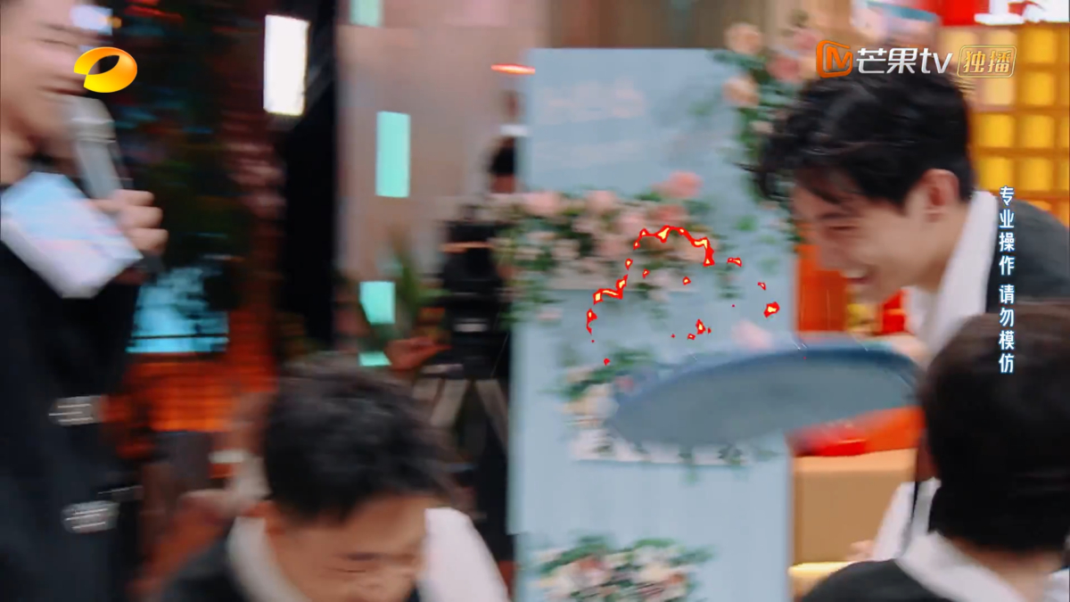 杨洋作势要打杨迪