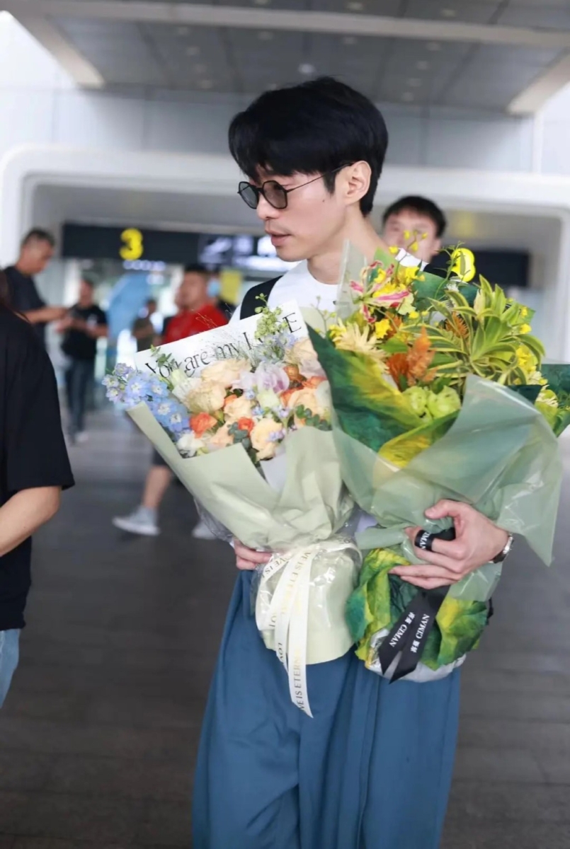 32 名哥哥被分成 10 组出场,10 个组别进行两两 PK