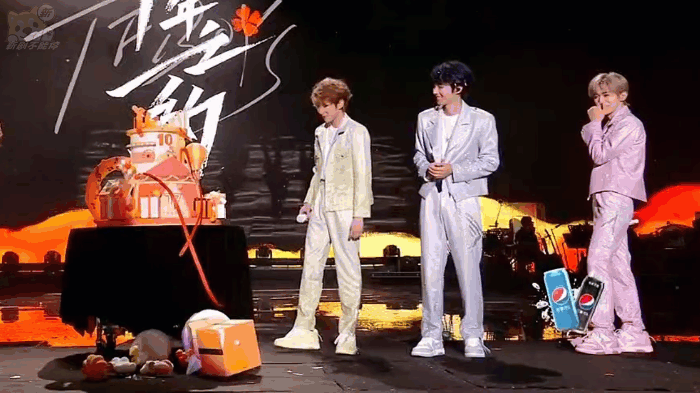 “蛋糕塌了”成为TFBOYS在演唱会上最鲜活的一幕