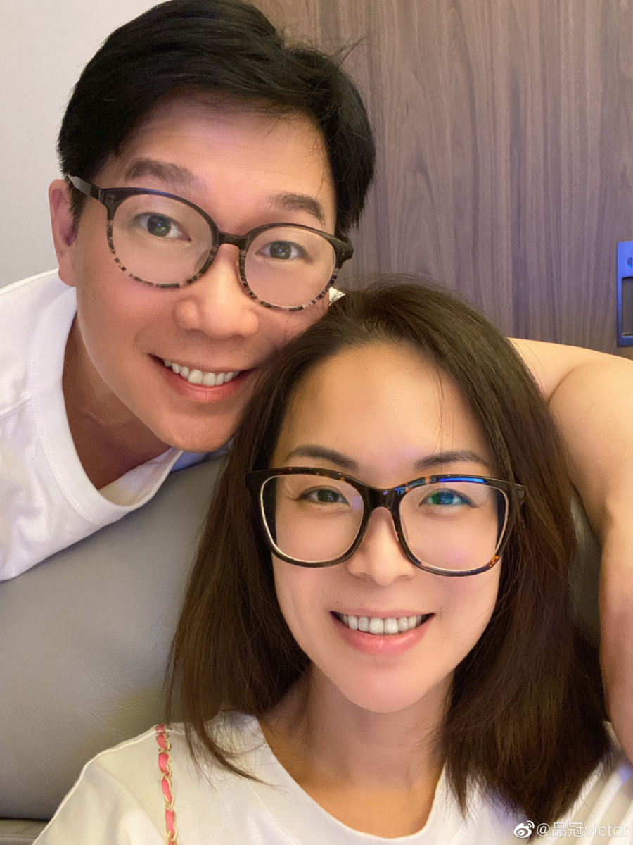 夫妻俩感情依旧甜蜜！