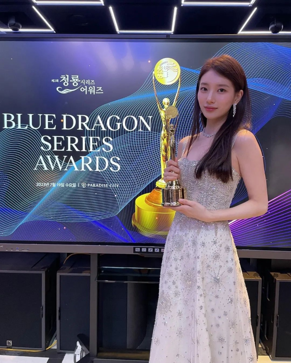 秀智 28 岁获封”青龙视后“