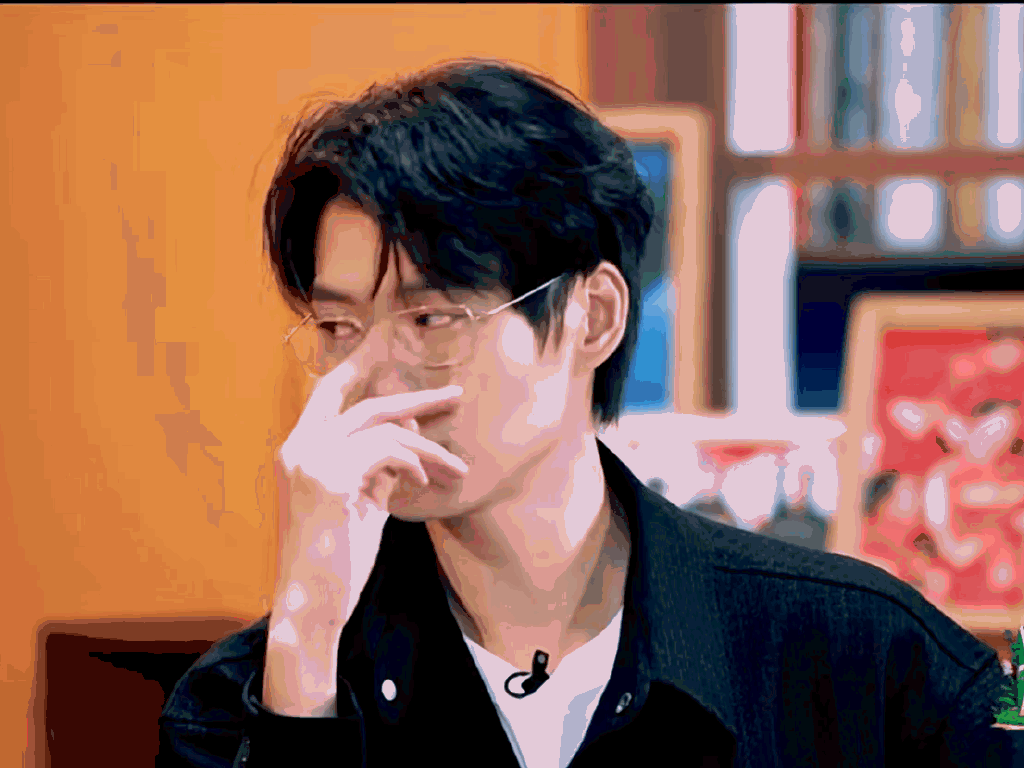 魏大勋在综艺里一直被 cue 戴眼镜