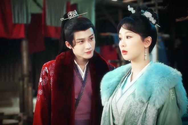 活动上三个人牵手