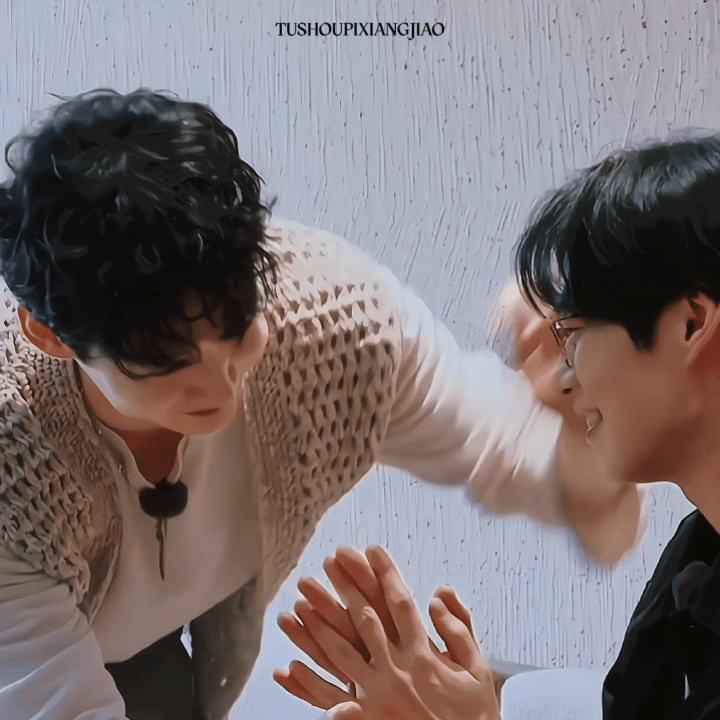 小白帮大勋摆出“霸总”姿势