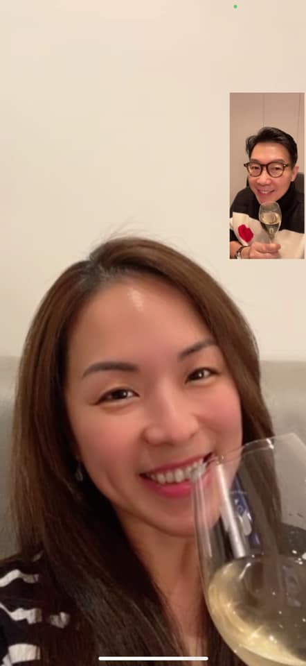 每天都会与妻子讲至少一个小时的电话