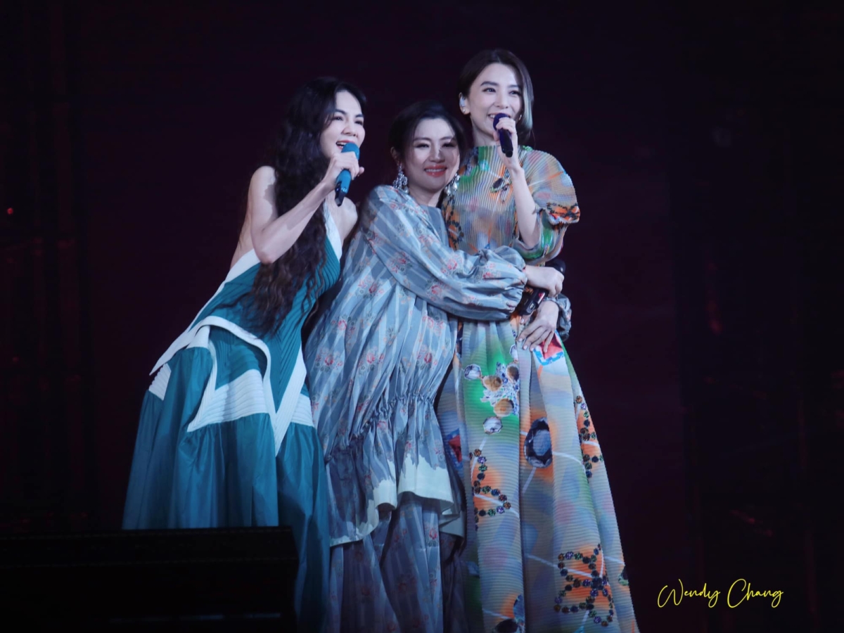 S.H.E 合唱了《美丽新世界》和《给小孩》
