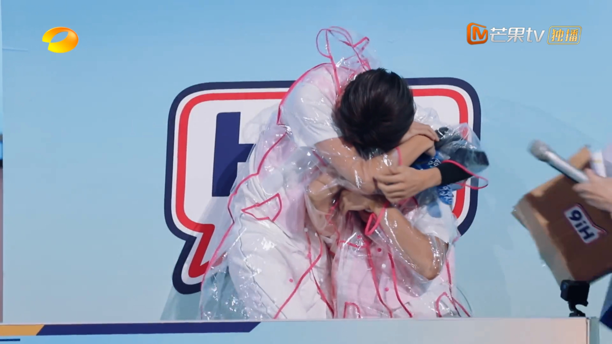 秦霄贤用身体护住王鹤棣