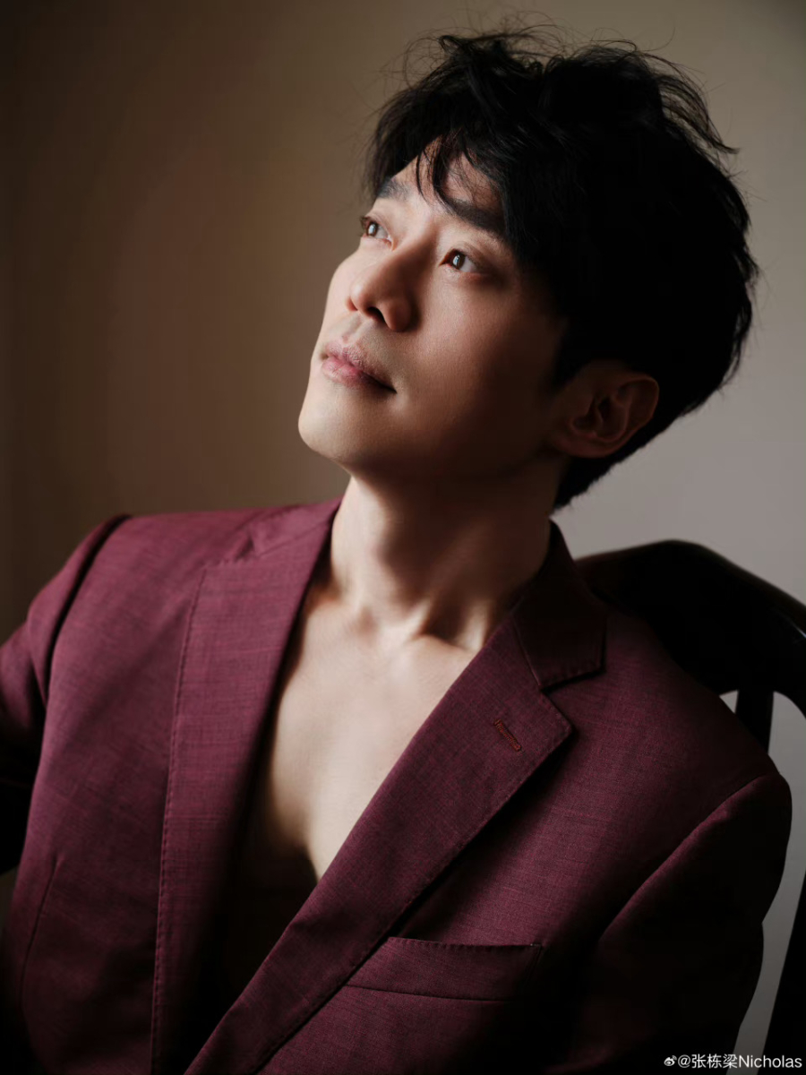 张栋梁“真空西装”露出胸肌