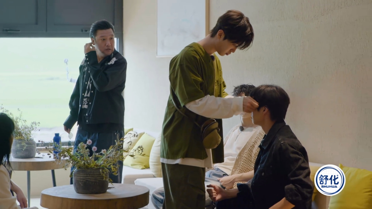 范丞丞自己准备眼镜帮魏大勋戴上