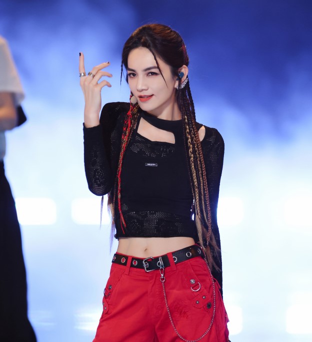 又可以看到 Ella 和 Amber 的互动啦！