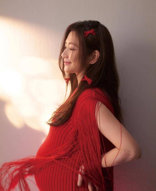 Selina 一身红色长裙明艳动人