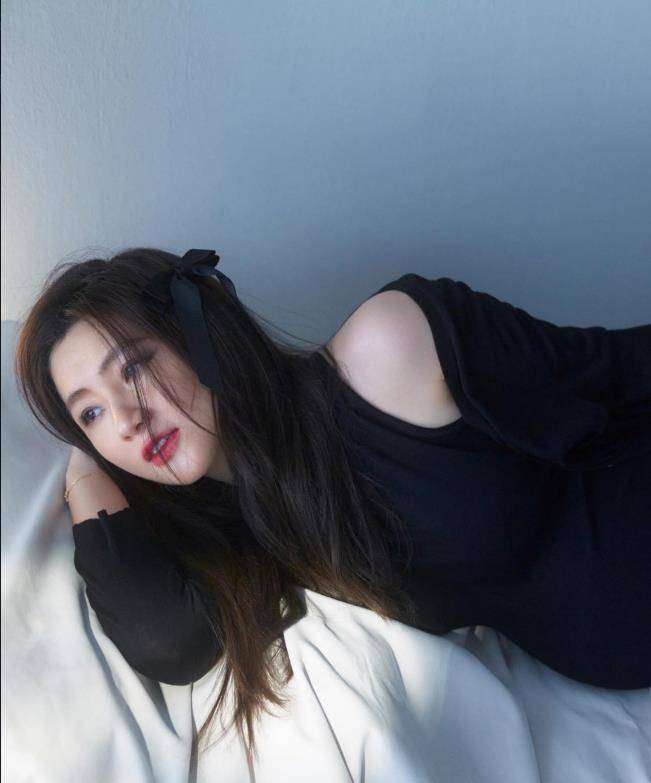 Selina 配合杂志拍摄孕妇写真，眼神里写满温柔