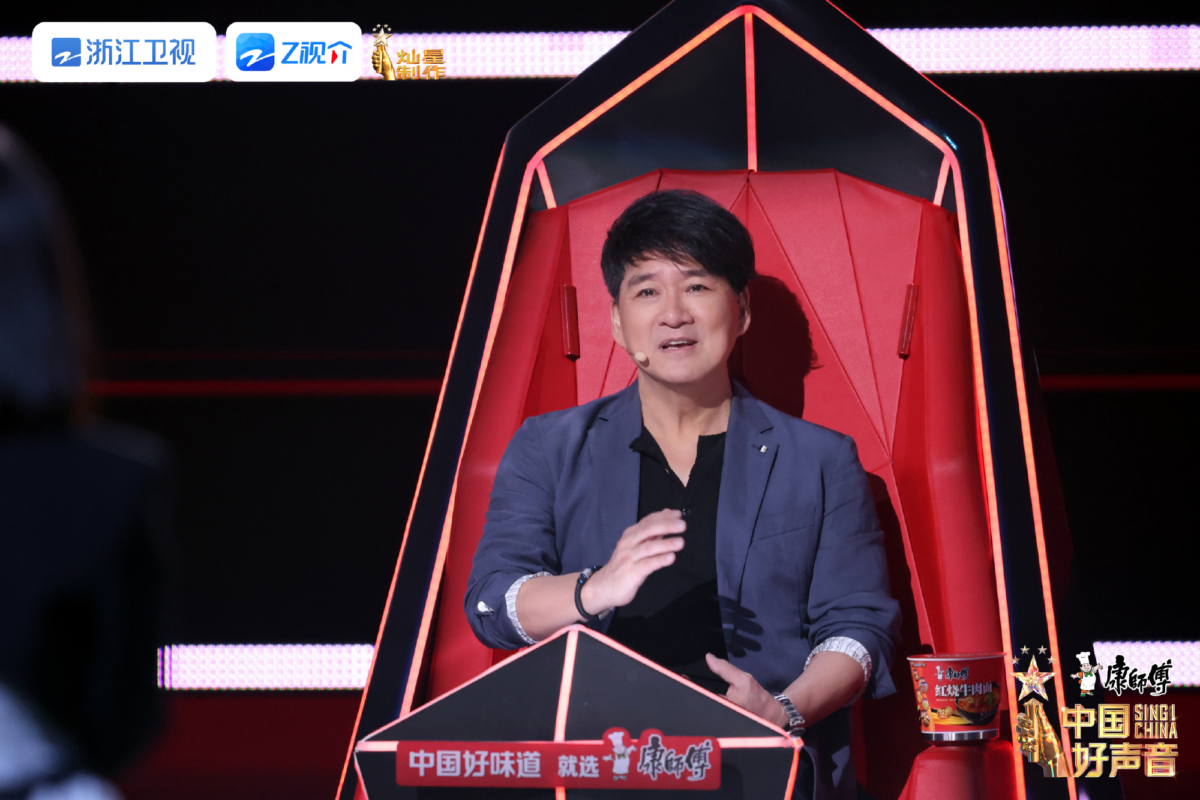 周华健有点格格不入