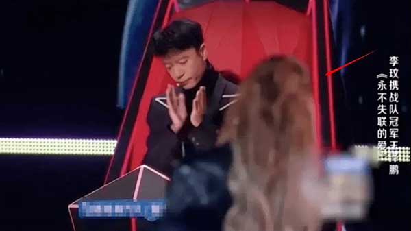 李克勤接着又低下头,似乎不忍看眼前的画面