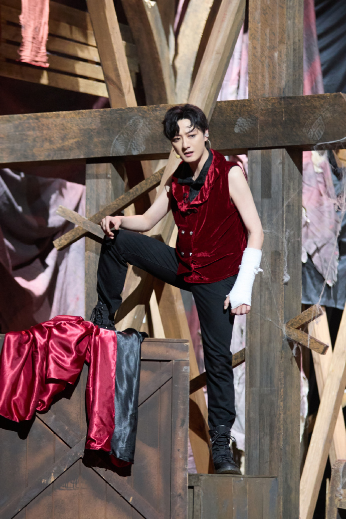 马伯骞和苏小玎同为红牌队员