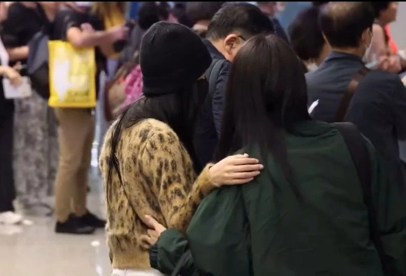 Jisoo 日前出国也仅有一名助理陪同
