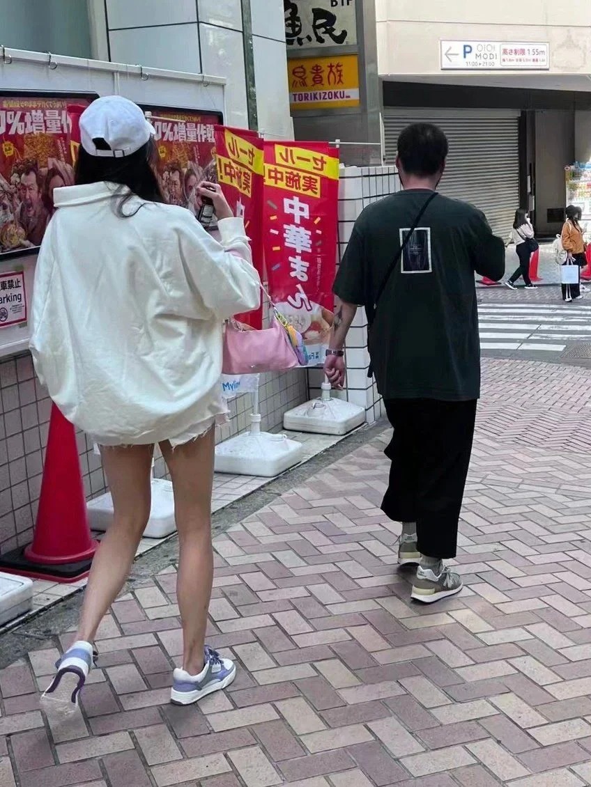 鹿晗去日本工作，关晓彤一路相随