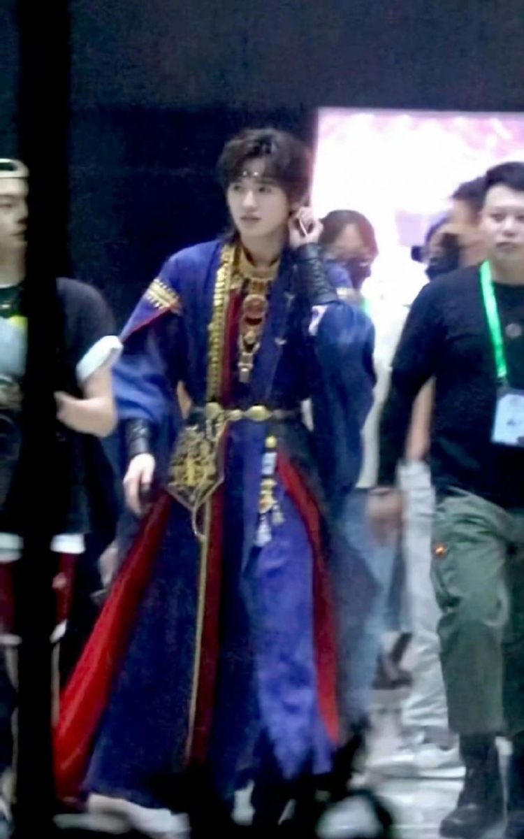 宋亚轩扮演异域王子帅气逼人