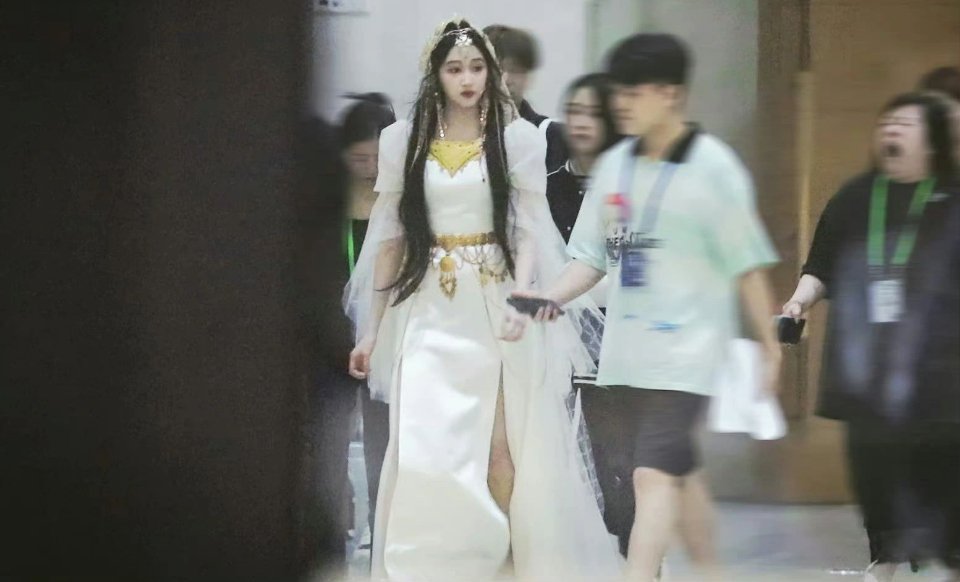 关晓彤”异域公主“造型太美了!