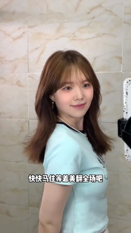 「直板夹版」耳后双 C 发型