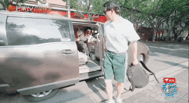 平时两人在一起时更是随时随地拉手