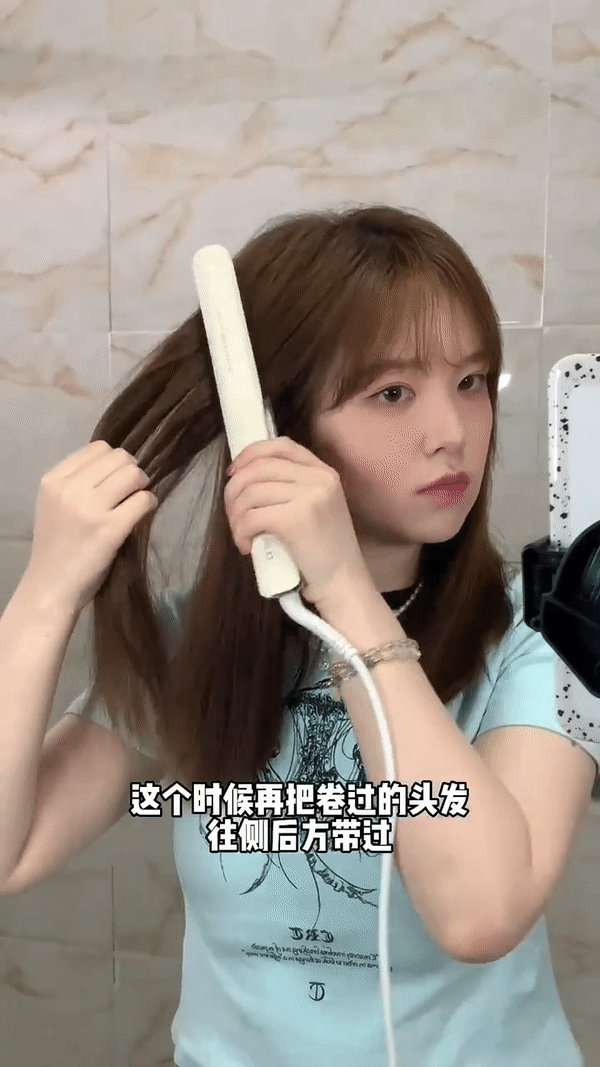 4、卷过的头发一起夹住往后带