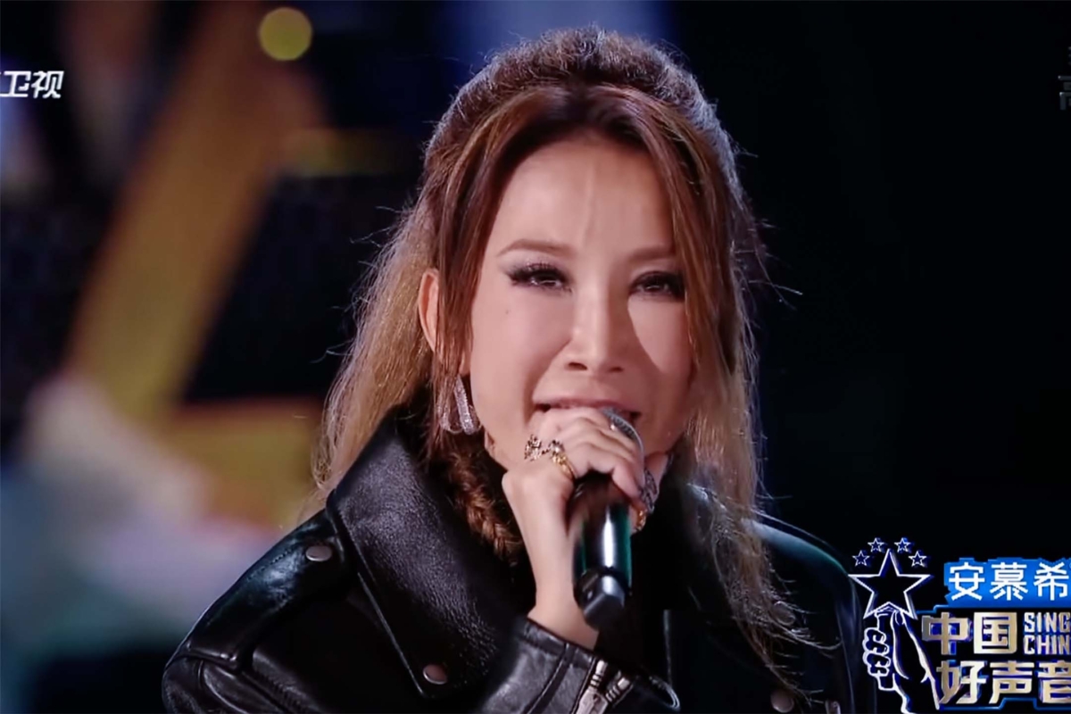 李玟在《好声音》舞台演唱途中，因身体不适面露难色