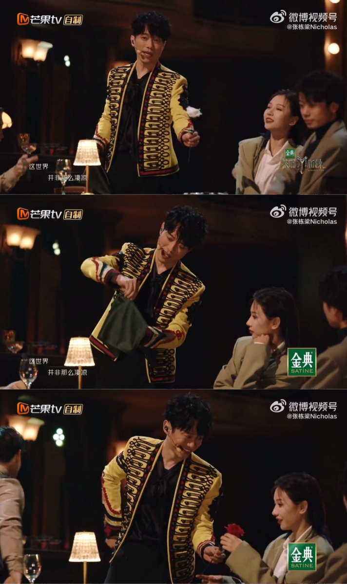 张栋梁在《张三的歌》表演魔术