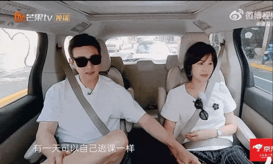 平时两人在一起时更是随时随地拉手