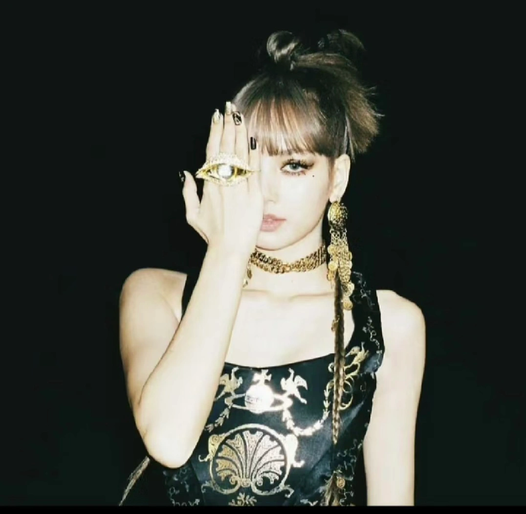 Lisa 曾做出疑似光明会的标志