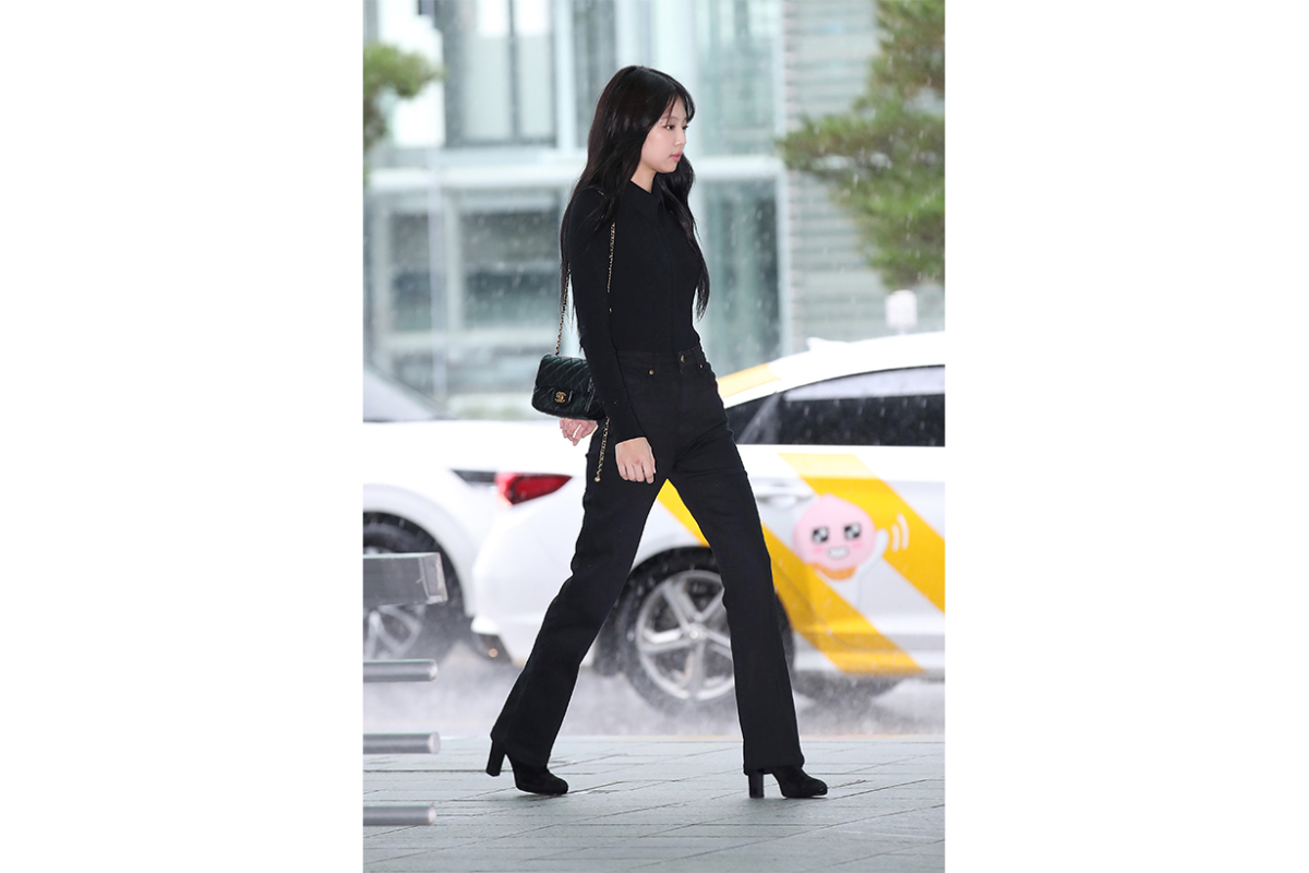 Jennie 身上这款的黑色牛仔裤