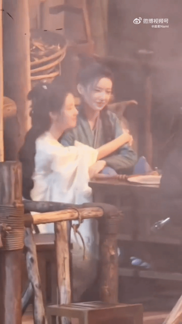 美女贴贴太有爱啦