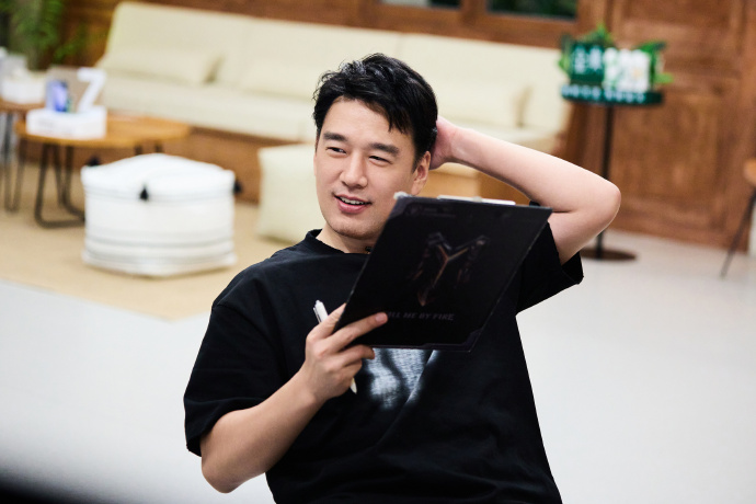 网友送他外号“笑面虎”