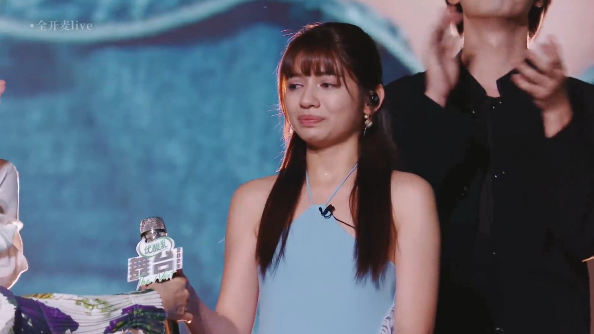 李佩玲从黄绮珊手中结果麦克风