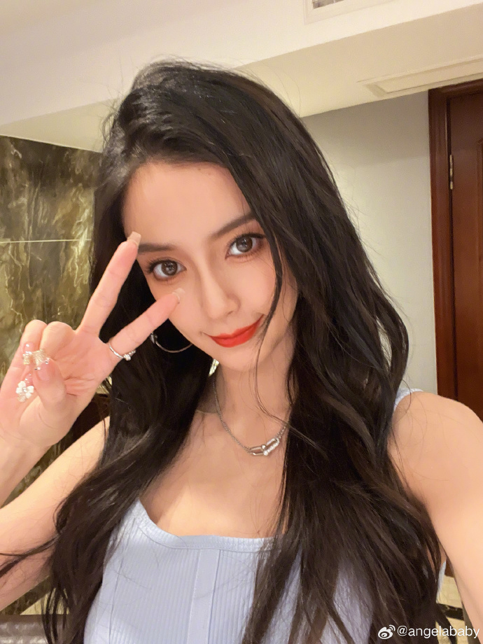 Angelababy 低调避风头