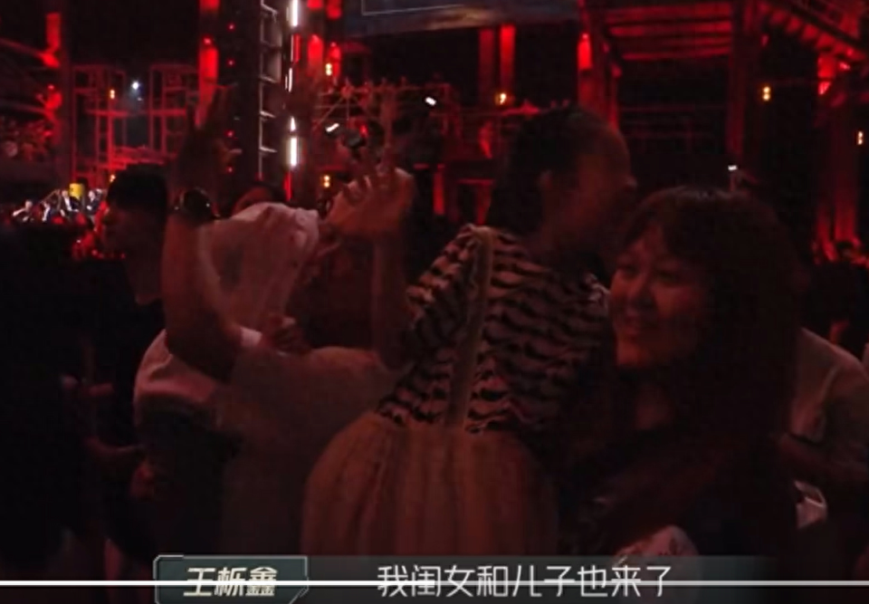 才带他们来看看爸爸在舞台上的风采～