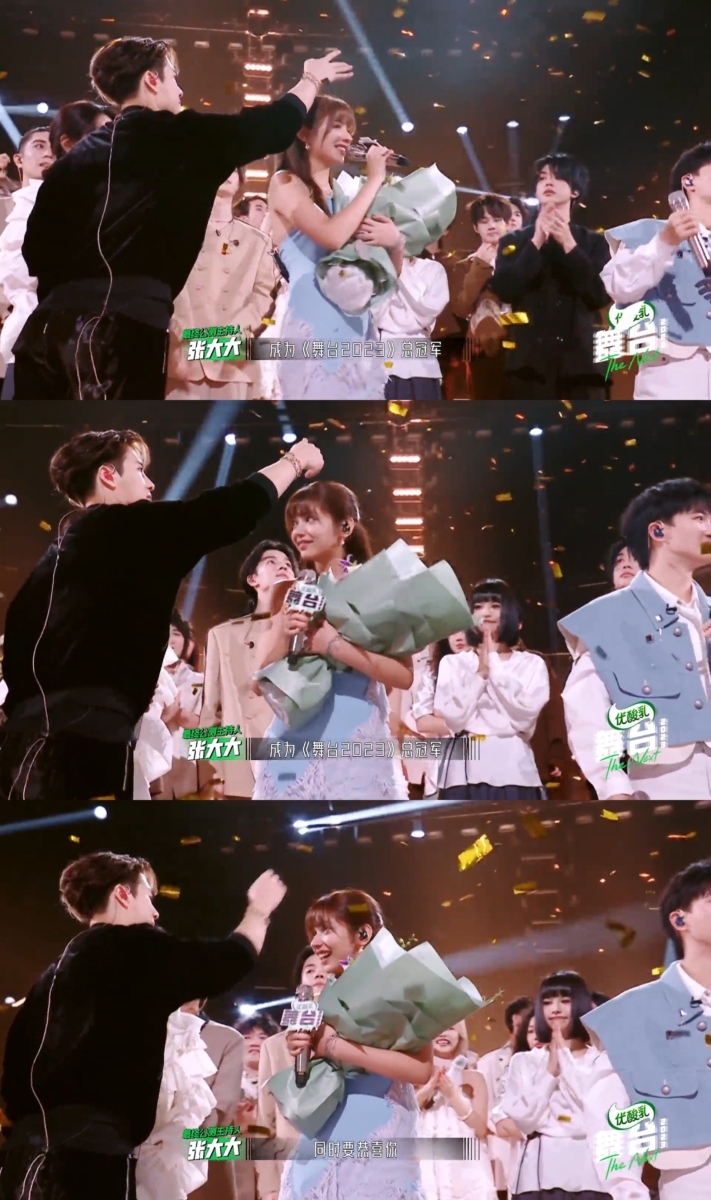 在舞台上对李佩玲也照顾有加