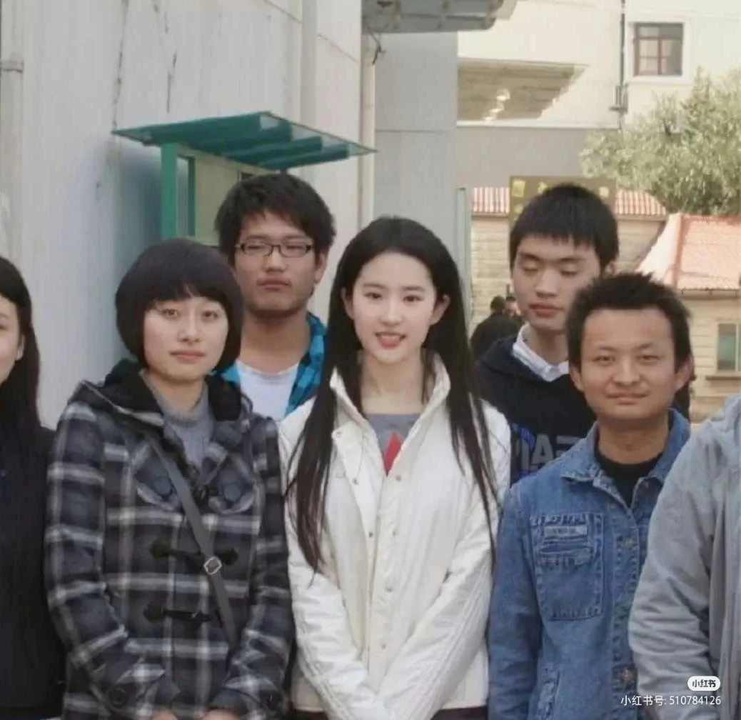 刘亦菲和同学的合照