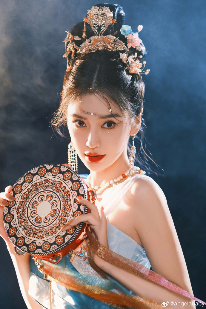 Angelababy 这组造型吸引超过百万的点赞！