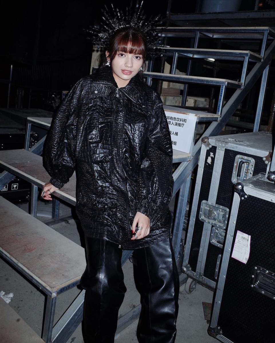 曾有网友留言质问李佩玲为什么参加疯马秀？