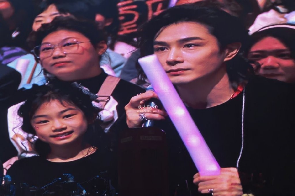 李承铉在台下看着戚薇时两眼都在发光